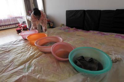 石柱楼上漏水，住户失联，小区没物管，业主维权难！律师来支招……